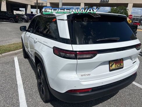 Used 2025 Jeep Grand Cherokee Limited w/ Black Appearance Package image 5