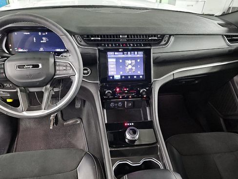 Used 2024 Jeep Grand Cherokee Altitude image 9