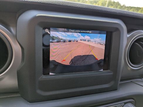 Used 2021 Jeep Gladiator Sport image 17