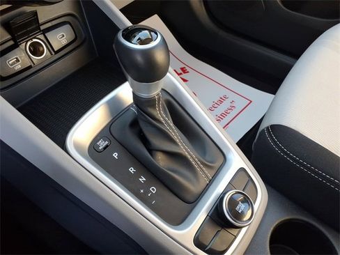 Used 2024 Hyundai Venue SEL image 17