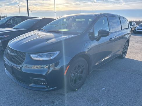 Used 2022 Chrysler Pacifica Limited w/ Uconnect Theater Family Group image 8