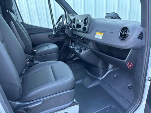 Used 2025 Mercedes-Benz Sprinter 2500 image 28