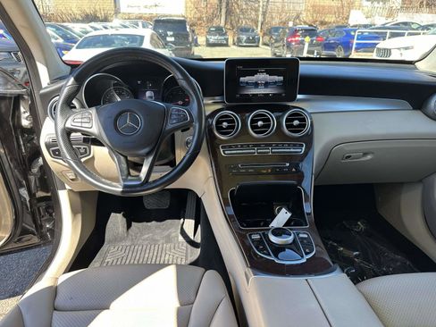 Used 2019 Mercedes-Benz GLC 300 4MATIC w/ Premium Package image 19
