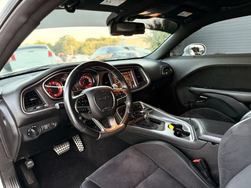 Used 2020 Dodge Challenger SRT Hellcat w/ Plus Package RWD image 19