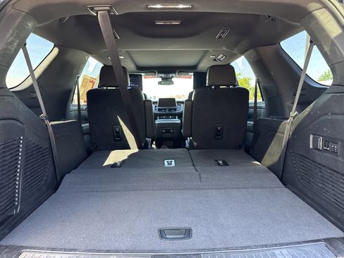 Used 2023 Chevrolet Tahoe Premier AWD/4WD image 36