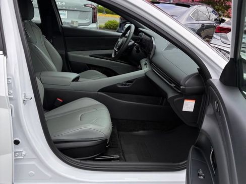 Used 2025 Hyundai Elantra Limited FWD image 18