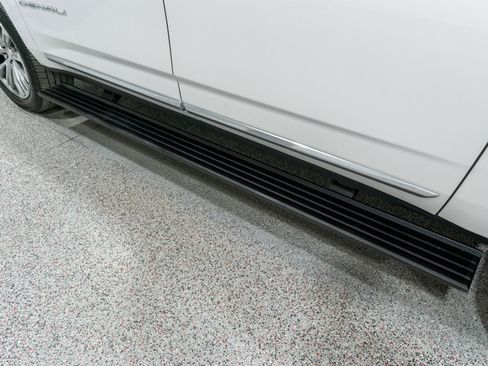 Used 2023 GMC Yukon XL Denali image 11