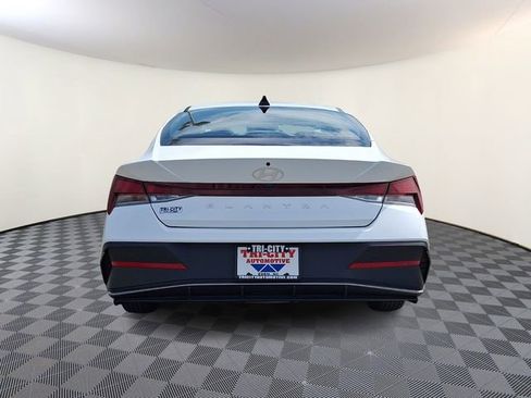 Used 2025 Hyundai Elantra SE image 5