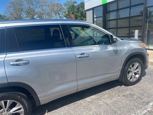Used 2014 Toyota Highlander XLE FWD image 3