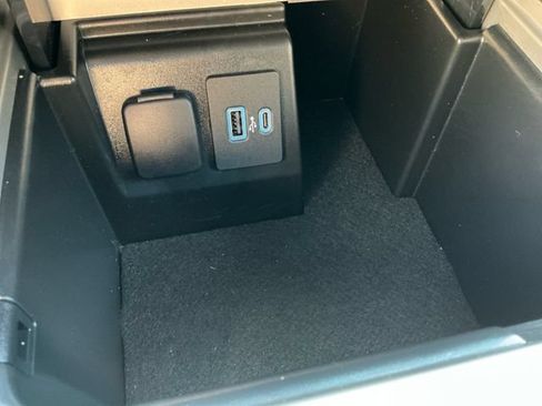 Used 2022 Ford Explorer XLT w/ Equipment Group 202A AWD/4WD image 24