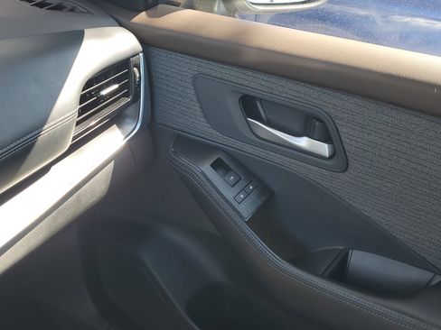 Used 2023 Nissan Rogue SV image 30