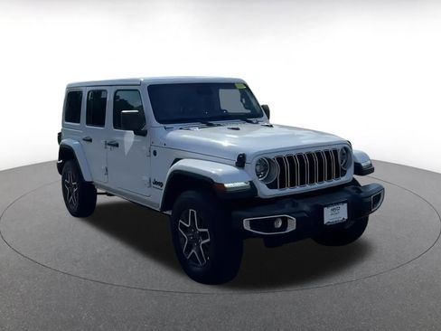 Used 2025 Jeep Wrangler Sahara image 3