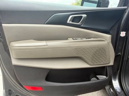 Used 2025 Kia Carnival FWD image 17