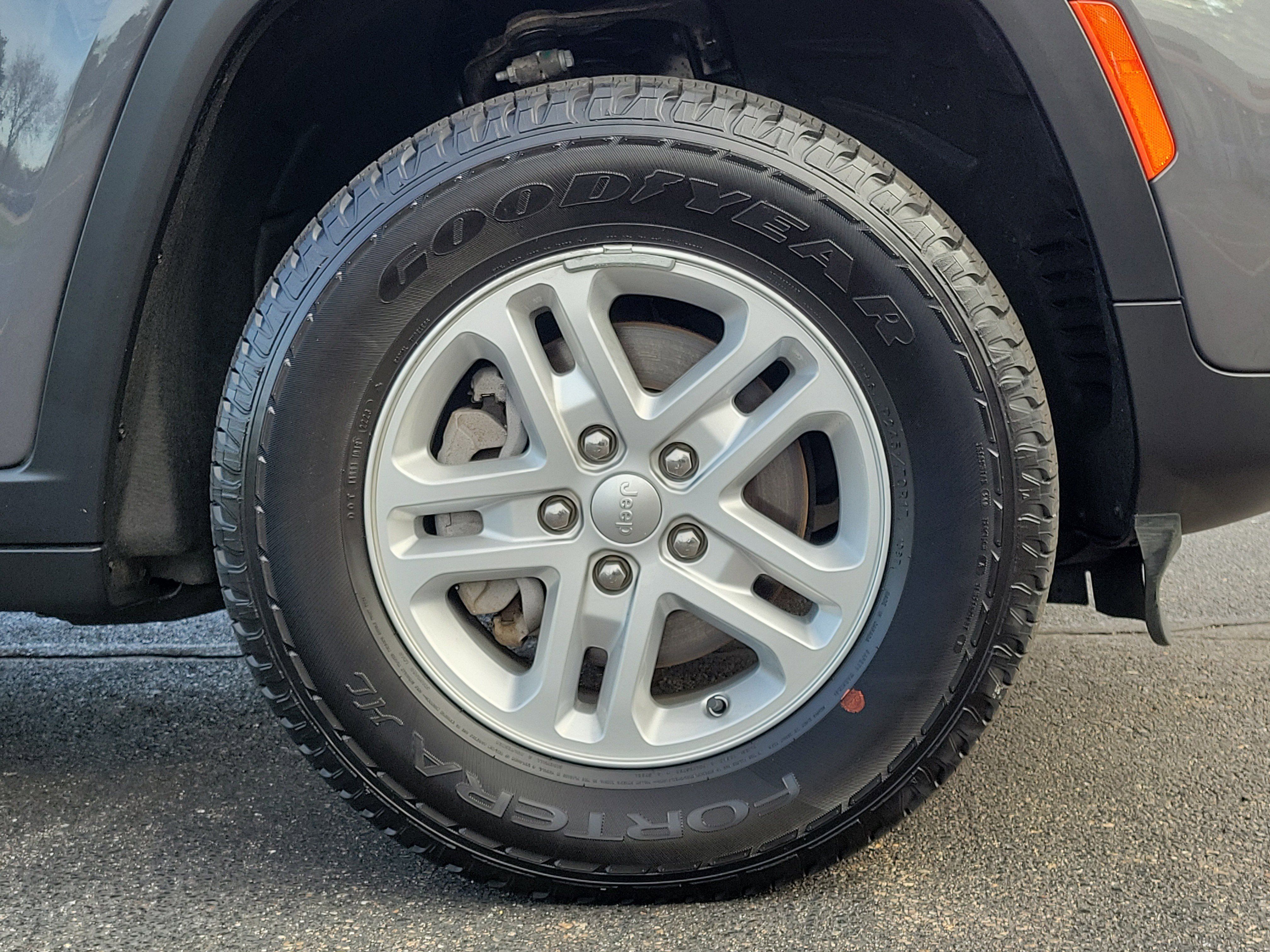 Used 2024 Jeep Grand Cherokee Laredo AWD/4WD image 5