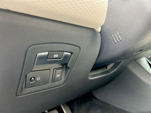 Used 2018 Land Rover Range Rover Velar image 16