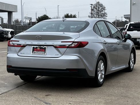 Used 2025 Toyota Camry LE image 4