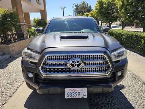Used 2017 Toyota Tacoma TRD Off-Road image 2