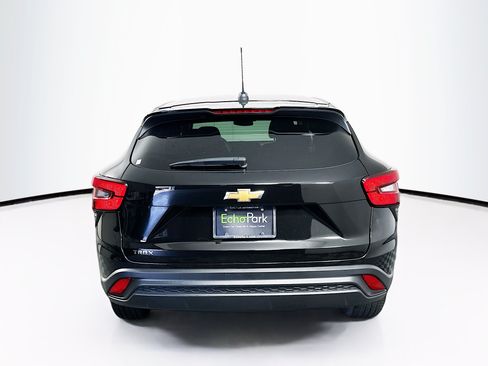 Used 2025 Chevrolet Trax LS w/ LS Convenience Package FWD image 7