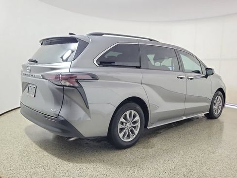 Used 2026 Toyota Sienna XLE FWD image 5