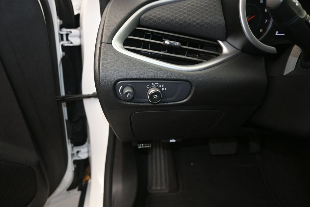 Certified 2025 Chevrolet Malibu LT FWD image 12