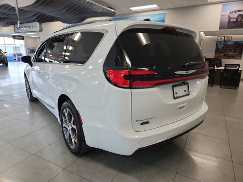 New 2026 Chrysler Pacifica Pinnacle image 5