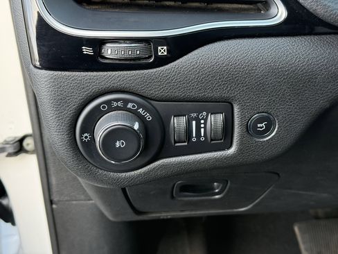 Used 2023 Jeep Cherokee Altitude Lux image 24