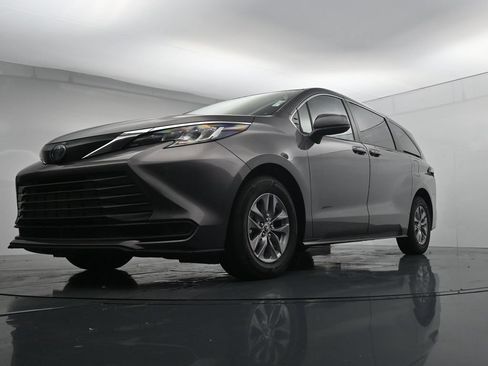 Used 2022 Toyota Sienna LE w/ LE Plus Package FWD image 36