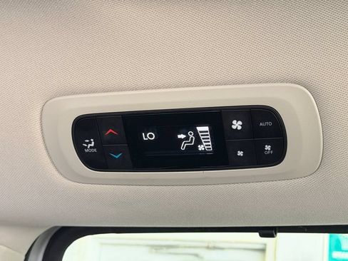 Used 2024 Chrysler Pacifica Touring-L FWD image 22