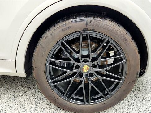 Used 2025 Porsche Cayenne E-Hybrid Coupe AWD/4WD image 9