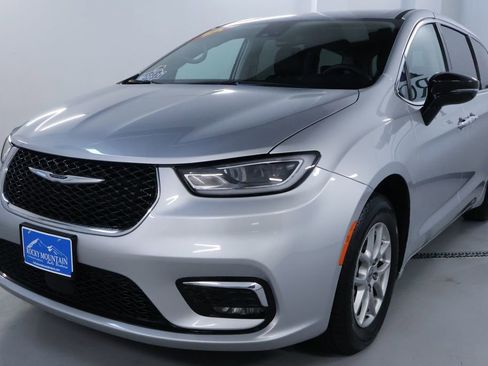 Used 2024 Chrysler Pacifica Touring-L image 3