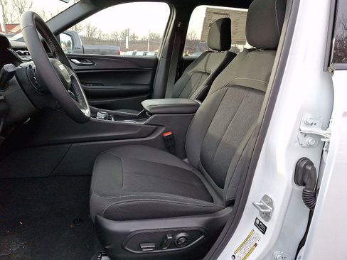 New 2025 Jeep Grand Cherokee L Laredo image 9