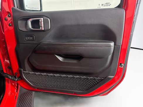 Used 2025 Jeep Wrangler Unlimited Sahara AWD/4WD image 32