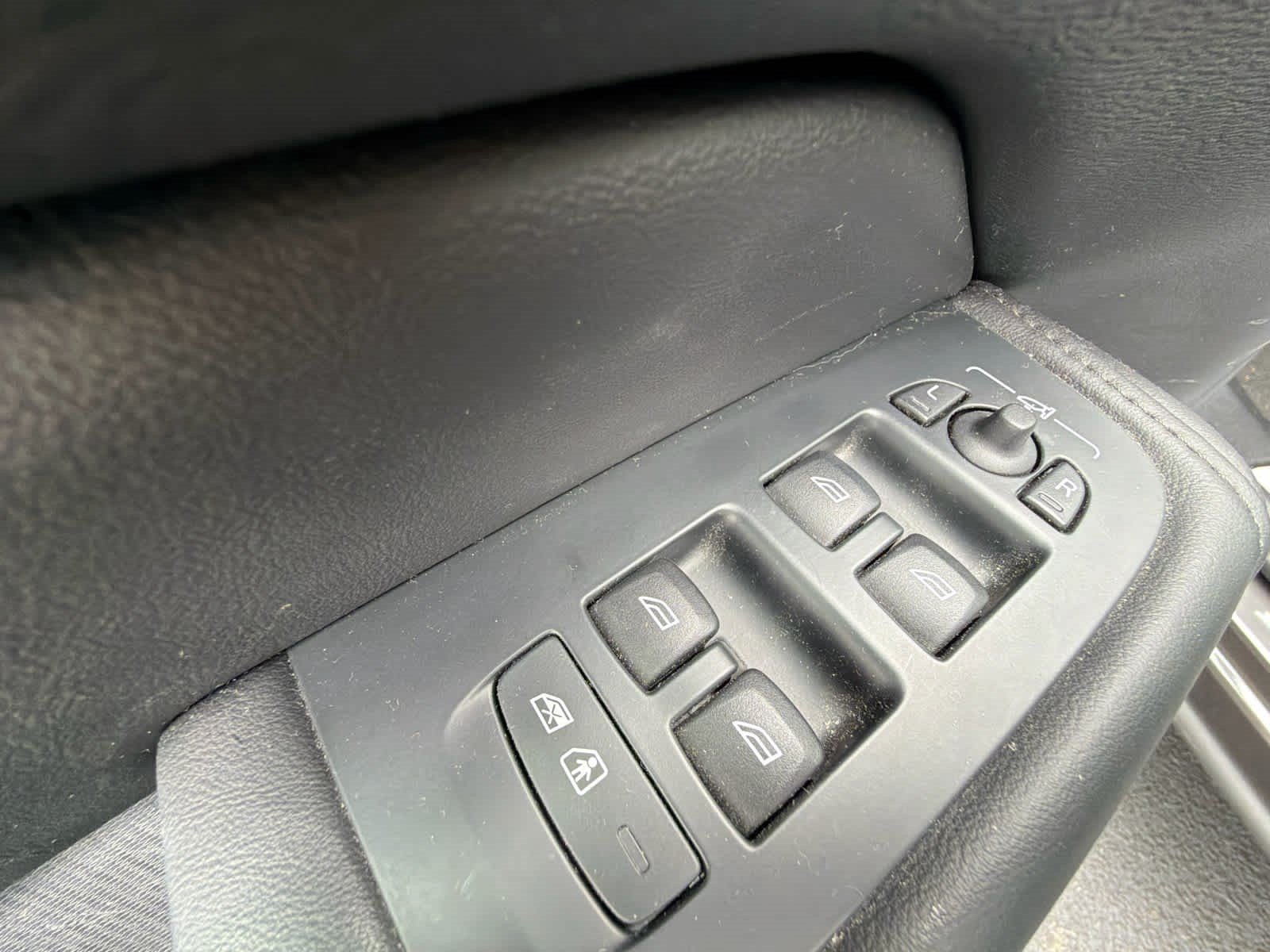 Certified 2025 Volvo XC60 B5 Plus AWD/4WD image 25