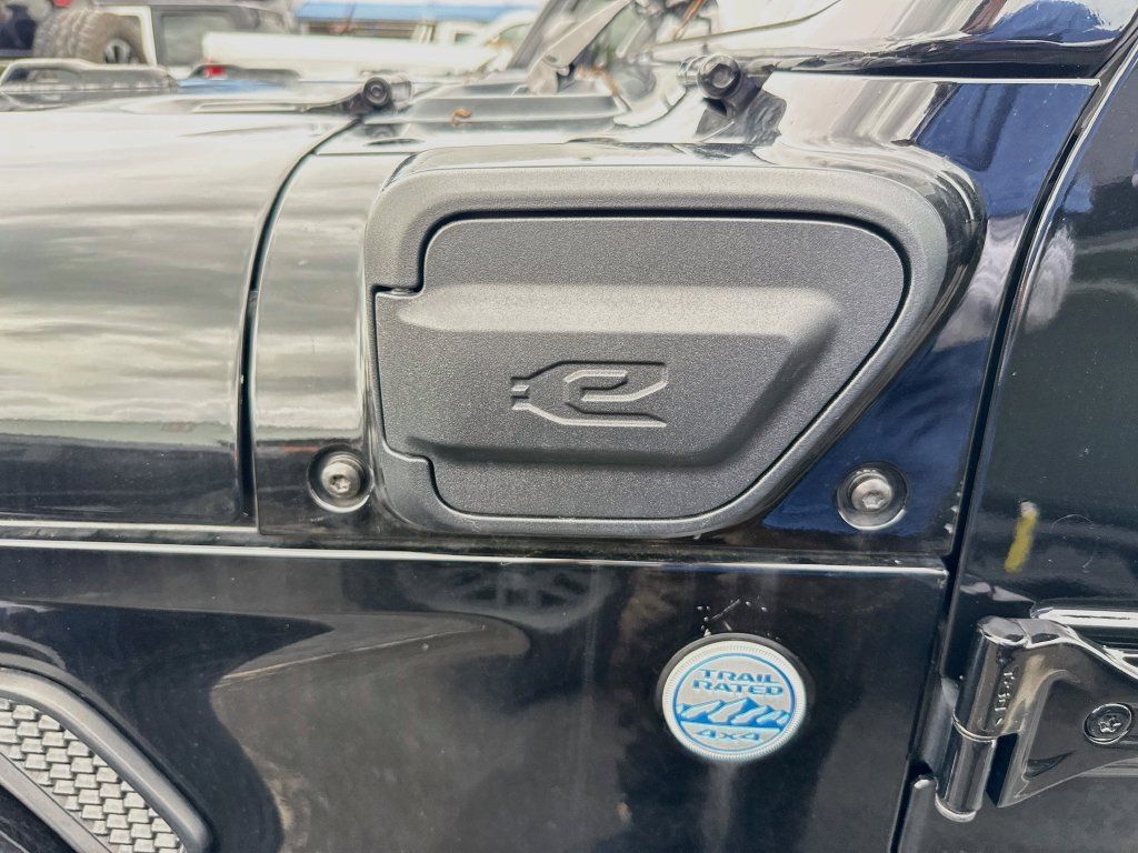 Used 2023 Jeep Wrangler Unlimited Sahara w/ Cold Weather Group AWD/4WD image 9