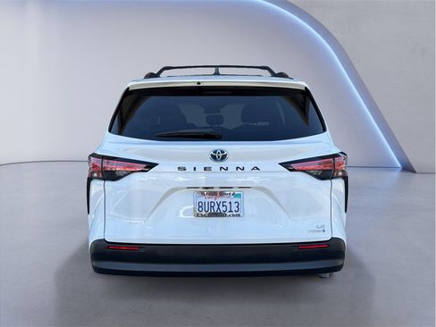Used 2021 Toyota Sienna LE image 5