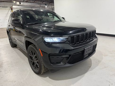 Used 2025 Jeep Grand Cherokee Altitude image 4