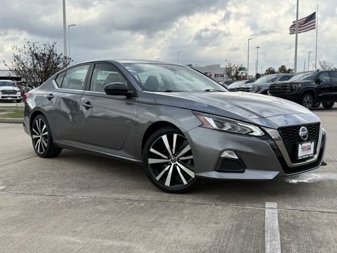 Used 2021 Nissan Altima 2.5 SR image 2