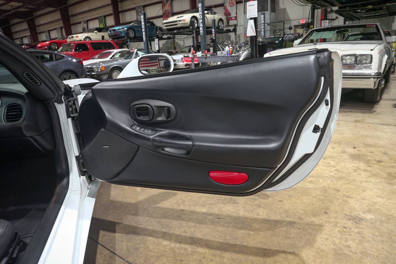 Used 1998 Chevrolet Corvette Coupe RWD image 38