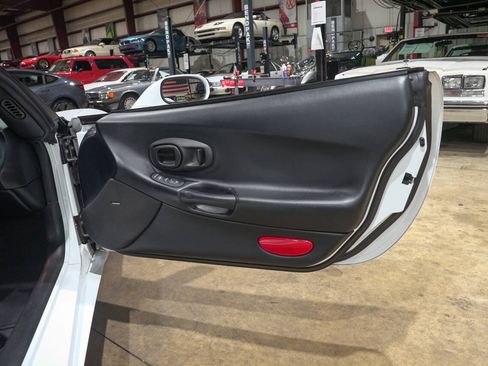 Used 1998 Chevrolet Corvette Coupe RWD image 38