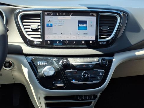 Used 2024 Chrysler Pacifica Touring-L FWD image 13