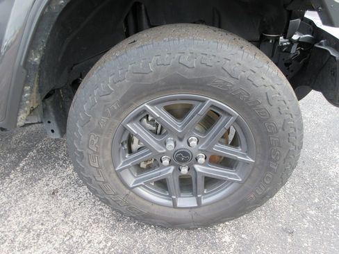 Used 2024 Jeep Gladiator Sport AWD/4WD image 9