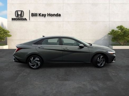 Used 2025 Hyundai Elantra SEL image 2