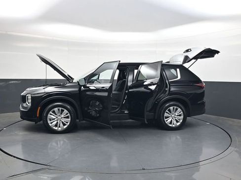 Used 2025 Mitsubishi Outlander ES image 35