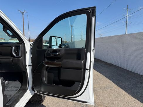 Used 2023 Chevrolet Silverado 2500 LT image 24