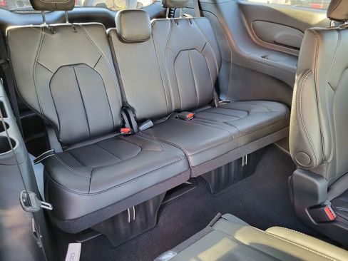 New 2026 Chrysler Pacifica Select FWD image 18