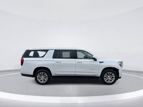 Used 2023 GMC Yukon XL Denali w/ Advanced Technology Package image 9