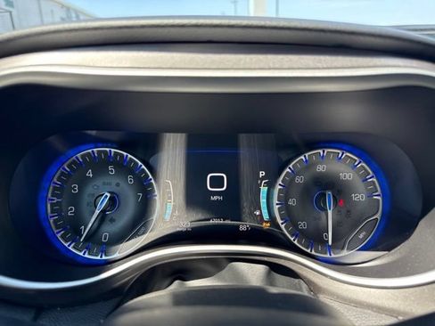 Used 2023 Chrysler Pacifica Touring-L FWD image 17
