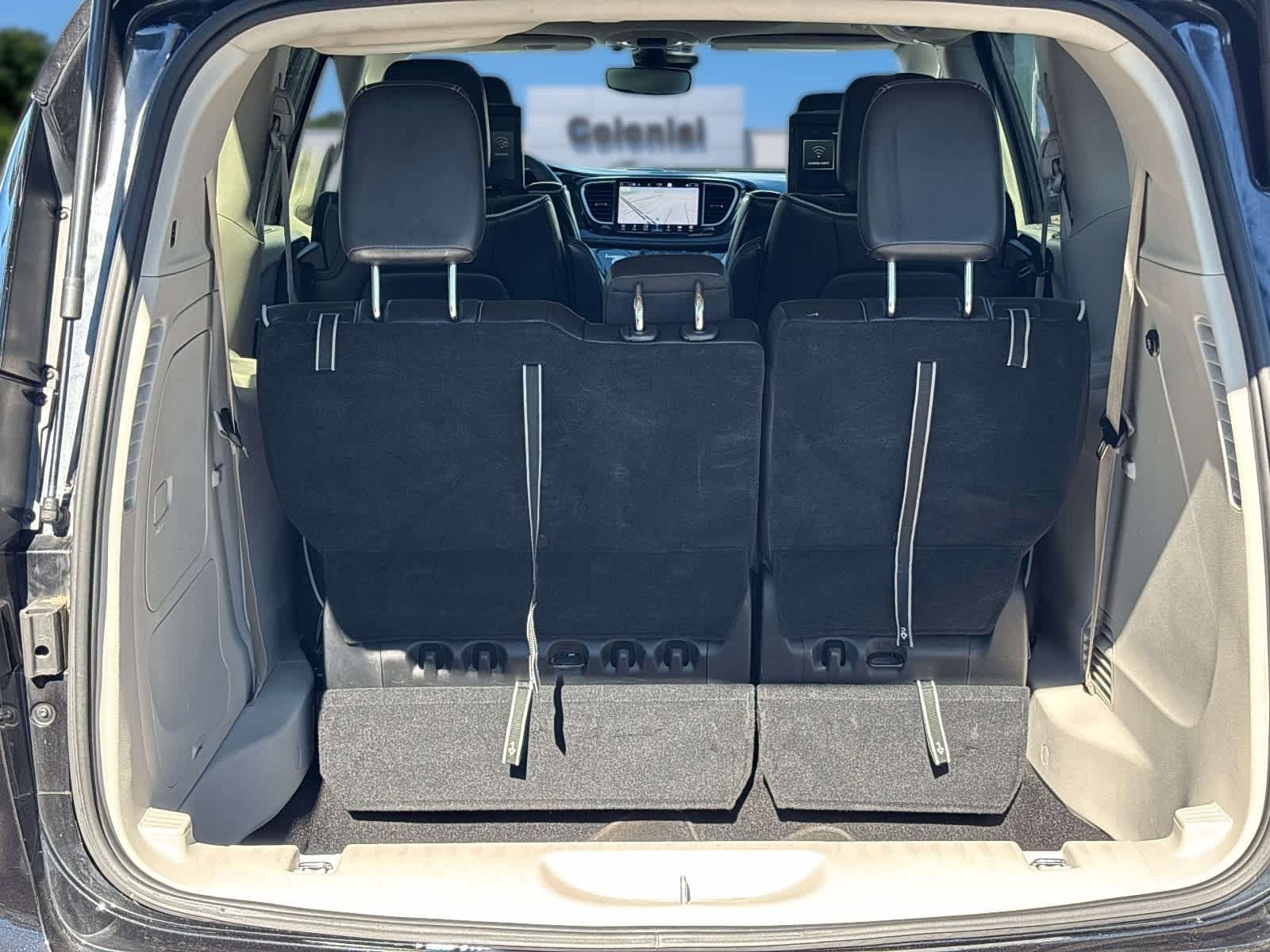 Used 2023 Chrysler Pacifica Limited w/ Uconnect Theater Family Group FWD image 18