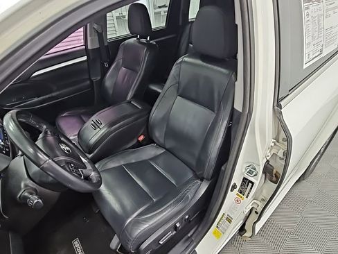 Used 2015 Toyota Highlander XLE image 30