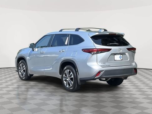 Used 2023 Toyota Highlander XLE AWD/4WD image 9